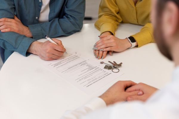 Contrato de Locação por Prazo Indeterminado, o que Você Precisa Saber. São comuns as confusões de interpretação dos lojistas acerca dos contratos por prazo indeterminado. Ao contrário do que é possível supor, quando um contrato está vigorando por prazo indeterminado, não quer dizer ele não tem fim, ou seja, no caso da locação comercial, não quer dizer que o inquilino poderá ficar no ponto perpetuamente, até resolver desocupá-lo. Na realidade, nesta hipótese, tanto o locador como o locatário podem rescindir o contrato, mediante o aviso prévio de 30 dias, como estabelece a Lei do Inquilinato, sendo que avisos prévios determinados em contrato com prazos diferentes de 30 dias, dependendo de suas configurações, são questionáveis. Destaca-se que, em até 30 dias depois do término do prazo de vigência, tanto o locador como o locatário podem rescindir o contrato sem a necessidade de aviso prévio, uma vez que, apenas depois de transcorridos 30 dias da finalização do prazo é que os contratos passam a vigorar por prazo indeterminado. Por exemplo, antes de passados 30 dias da extinção do prazo determinado, o locador pode ajuizar uma ação de despejo diretamente, sem a obrigação da comunicar a sua intenção com 30 dias de antecedência. Assim, do ponto de vista da locação comercial, a principal diferença entre os contratos com prazos determinado e indeterminado é que no primeiro caso o locador não tem o direito de rescindir o contrato sem um justo motivo, ou seja, precisará justificar a denúncia em vista do eventual inadimplemento do inquilino, infração grave ao contrato, término do prazo de vigência etc. Vale ressaltar que, mesmo com o pacto locatício com prazo a vencer, o inquilino pode rescindi-lo, mesmo sem um motivo, desde que pague a multa estipulada em contrato, lembrando que, se o contrato for omisso sobre o valor da penalidade, o juiz é que deverá arbitra-lo. Desta forma, se o lojista negociar uma isenção de multa pela rescisão antecipada, deverá deixar tal situação expressamente prevista em contrato. Por fim, cumpre lembrar que o código civil dispõe que todos os contratos devem ter uma duração mínima considerando o investimento das partes. Assim, se o lojista celebrar um contrato por prazo indeterminado, é possível defender que o locador deverá conceder um prazo razoável de ocupação no espaço, a fim de possibilitar que o primeiro obtenha o retorno do seu investimento.