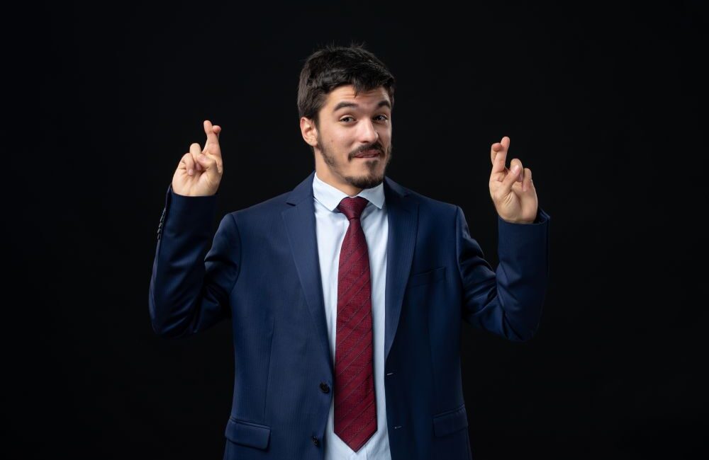 Quando quem formata também vende: o dilema entre encantamento e operação